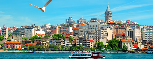 LISA-Sprachreisen-Erwachsene-Tuerkisch-Tuerkei-Istanbul-Meer-Boot-Turm-Sehenswuerdigkeit