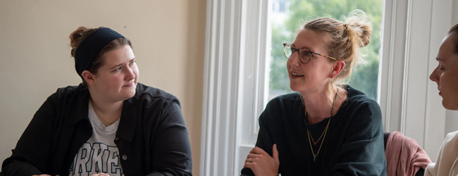 Frauen sitzen in einem Klassenzimmer bei einer LISA! Sprachreise für Familien in Brighton