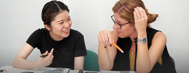 Lernen und Erklären beim LISA! Englisch-Unterricht zwischen zwei Frauen an der Sprachschule in Cambridge