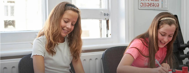 Zwei Sprachschülerinnen beim Englisch-Unterricht für Kinder an der LISA! Sprachschule in Cambridge