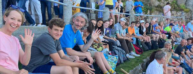 Ausflug in Cornwall mit der Familie bei einer Englisch-Sprachreise Eltern und Kinder sitzen in einem Freilufttheater bei einer LISA! Familiensprachreise in Cornwall