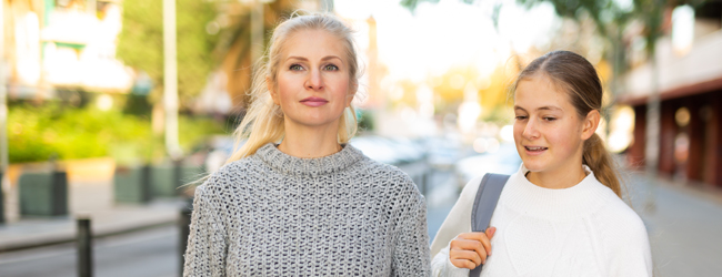 Eine Mutter und ihre Tochter gehen gemeinsam durch die Stadt bei einer Familioensprachreise in Toronto