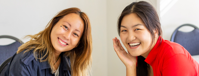 Zwei Frauen im Englisch-Unterricht für Erwachsene an der LISA! Sprachschule in Honolulu