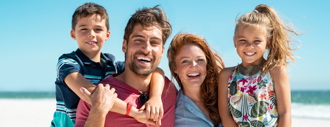 Eine Familie mit zwei Kindern am Strand von Málaga in Spanien bei einer Familiensprachreise