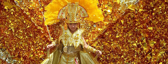 LISA-Sprachreisen-Franzoesisch-Guadeloupe-Le-Gosier-Karibik-Karneval-Verkleidung-Junge-Kostuem-Gold-glitzernd-Fest