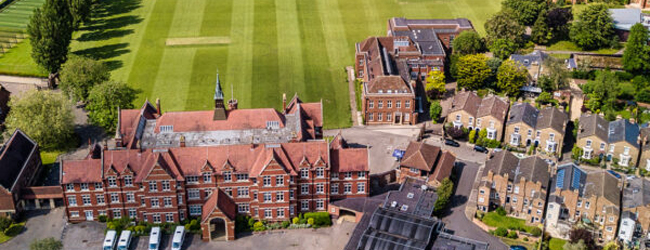 Areal der Bedford School aus der Luft mit Gebäuden und Sportplätzen