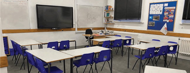 Klassenraum an der Bedford School mit blauen Stühlen und Whiteboard