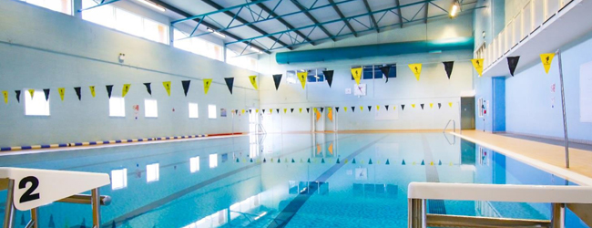 LISA-Sprachreisen-Schueler-Englisch-England-Caterham-Sprachschule-Sport-Schwimmbad-Schwimmen