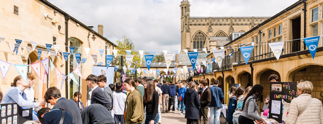 Blick auf fas Gelände des Cheltenham College mit einem Markt der Schüler bei einer Sprachreise