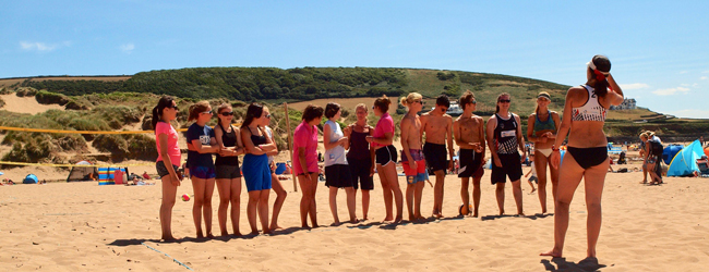 LISA-Sprachreisen-Schueler-Englisch-England-Ilfracombe-Devon-Aktivitaet-Volleyball-Beach-Sand