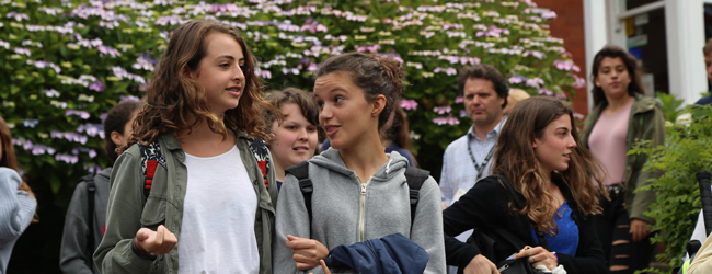 Englisch-Sprachreisen fuer Schueler in Ilfracombe im Südwesten Englands: Zwei Maedchen schliessen Freundschaft.