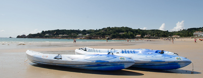 Zwei Boote liegen am Strand am Meer auf Jersey in England