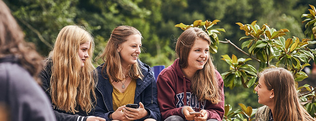 Vier Mädchen unterhalten sich bei einer LISA! Sprachreise für Schüler in Jersey