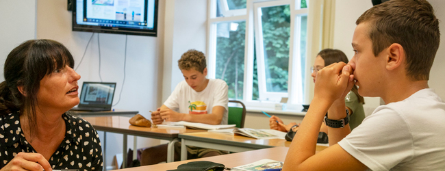 Eine Lehrerin erklärt etwas einem Schüler bei einer LISA! Schülersprachreise in Jersey