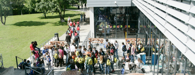 LISA-Sprachreisen-Schueler-Englisch-England-Portsmouth-Universitaet-Campus-Aussenbereich-Pause LISA-Sprachreisen-Schueler-Englisch-England-Portsmouth-Universitaet-Campus-Aussenbereich-Pause