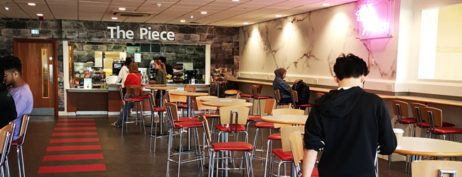 Cafeteria „The Piece“ in Edinburgh – Treffpunkt in der LISA! Sprachschule Moderne Cafeteria „The Piece“ in Edinburgh mit Sitzmöglichkeiten und freundlicher Atmosphäre, ideal für Sprachreise-Teilnehmer zum Entspannen und Genießen