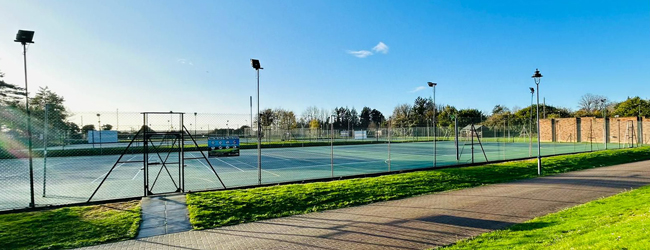 LISA-Sprachreisen-Schueler-Englisch-England-Winchester-Tennis-Training-Platz-Nachmittag