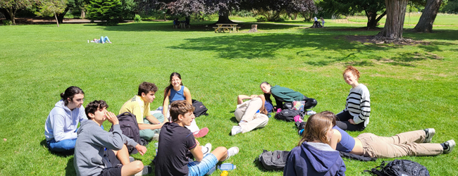 LISA-Sprachreisen-Schueler-Englisch-Irland-Arklow-Sommer-Park-Entspannen-Wiese LISA-Sprachreisen-Schueler-Englisch-Irland-Arklow-Sommer-Park-Entspannen-Wiese