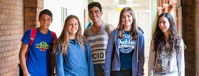 Jungen und Mädchen blicken in die Kamera bei einer LISA! Schülersprachreise in Dublin