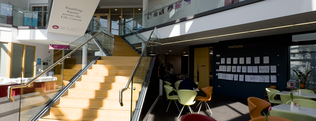 Blick in das Atrium eines Gebäudes an der Universität von Galway