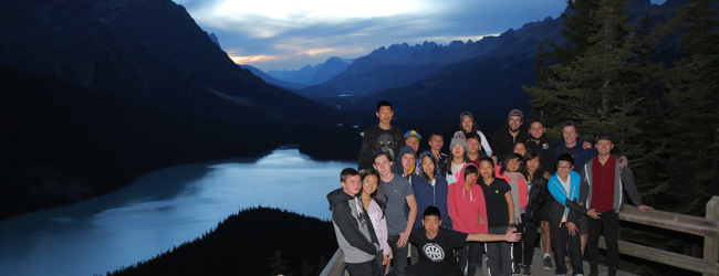 Jugendliche bei Nacht in den kanadischen Bergen bei einer LISA! Schülersprachreise Jugendliche stehen vor einer Berge-See-Kulisse bei Nacht bei einer Schülersprachreise in Calgary