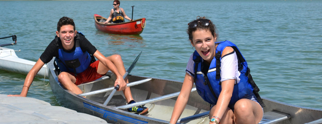 Kanufahrt auf einem See in den kanadischen Rocky Mountains bei einer LISA! Schülersprachreise Ein Mädchen und ein Junge fahren Kanu auf einem See bei einer Schülersprachreise in Calgary in Kanada