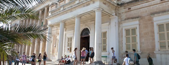 LISA-Sprachreisen-Schueler-Englisch-Malta-Sliema-Sprachschule-Gebaeude-Sommer-Pause
