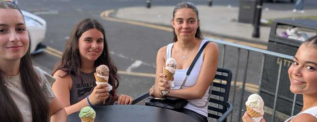 Eis essen bei einer LISA! Schülersprachreise in Edinburgh Vier Mädchen essen Eis an einem Tisch bei einer Sprachreise nach Edinburgh