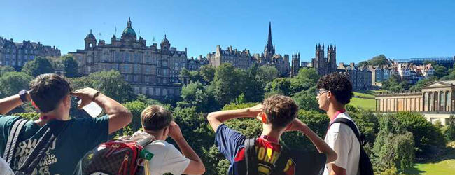 Blick auf Edinburgh bei einer LISA! Schülersprachreise Vier Jugendliche blicken auf die Gebäude von Edinburgh bei einer Sprachreise