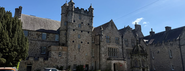 Schulgebäude bei der LISA! Sprachreise nach Edinburgh Loretto Blick auf das Schulgebäude der Loretto School in Schottland