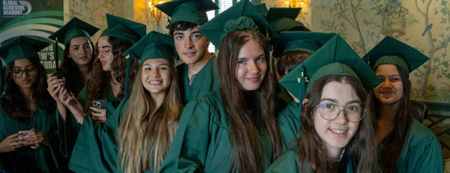 Jugendliche in grüner Universitätskleidung mit typischem Hut bei einer LISA! Schülersprachreise in Harvard