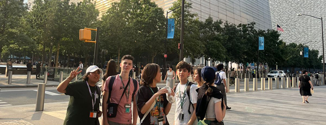 Jugendliche posiern vor dem Gebäude der Vereinten Nationen in New York