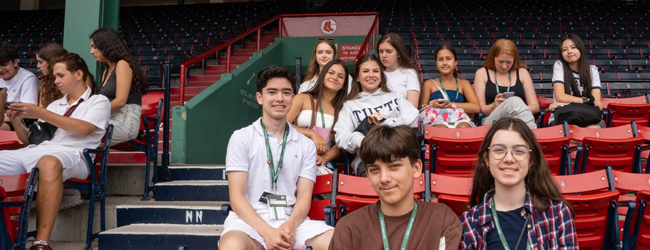 Jugendliche sitzen im Baseballstadion in Boston bei einer LISA! Sprachreise für Schüler in Harvard