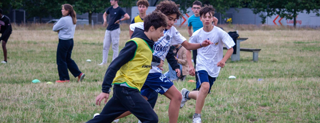 Gemeinsames Fußball spielen bei einem LISA! Sprachkurs in Boston Jungen rennen hinter einem Ball her beim Fußball spielen in der Freizeit des Englisch-Sprachkurses