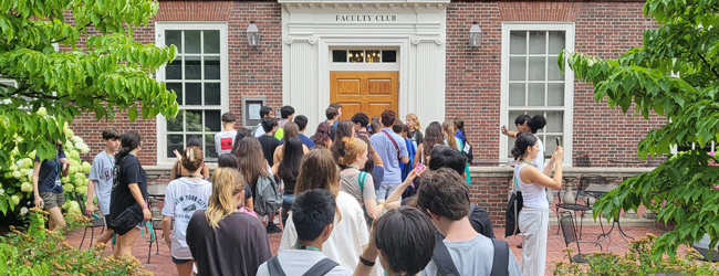 Eine Gruppe von Jugendlichen beim Rundgang über den Campus der Harvard University in Boston