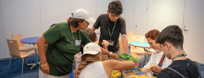 Projektarbeit bei einem LISA! Sprachkurs für Schüler in Harvard Jugendliche und eine Lehrerin arbeiten gemeinsam an einem Projekt bei einer LISA! Schülersprachreise in harvard