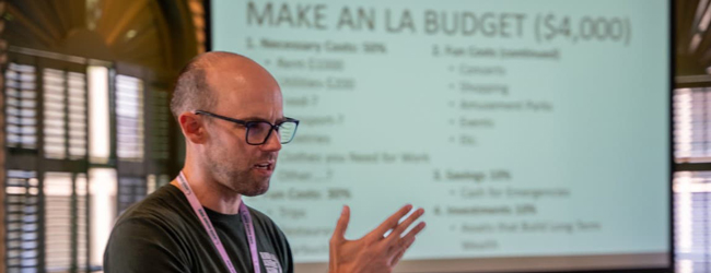 Vorlesung über Wirtschaft bei einer LISA! Schülersprachreise in Harvard Junger Professor erlärt in einer Vorleung an der Universität von Harvard in Boston