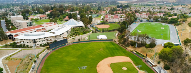 Campus der Concordia Univeristät in Los Angeles bei einer Schülersprachreise Blick über den Campus der Concordia Universität mit Häusern und Sportanlagen