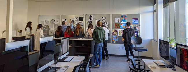 Englisch-Unterricht bei einer LISA! Schülersprachreise in Los Angeles Eine Gruppe von Schülern bei einer Unterrichtsabreit an Tafeln bei einer Sprachreise in L.A.