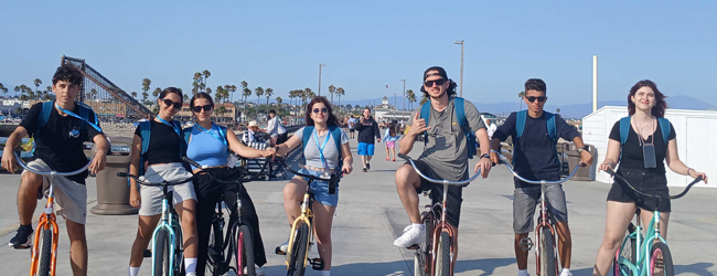 Schüler fahren mit dem Fahrrad entlang der Promenade in Los Angeles