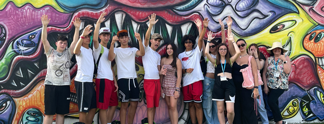 Pause mit Kunst bei einer Schülersprachreise in Miami Jugendliche posieren vor einer kunstvoll gestalteten Wand in Miami