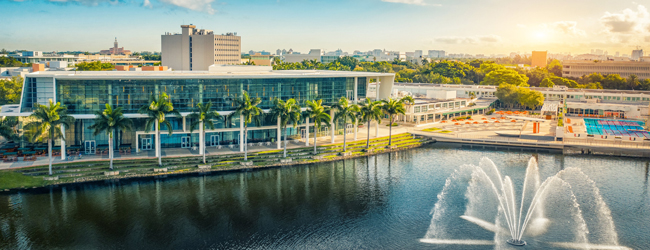 Campus der Universität von Miami mit Schwimmbad und See Blick auf die University of Miami mit See und Schwimmbad