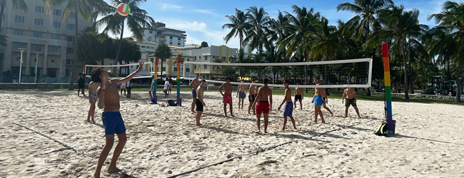 Freizeit mit Beachvolleyball bei einer LISA! Sprachreise für Schüler in Miami Jugendliche spielen Beachvolleyball am Strand von Miami