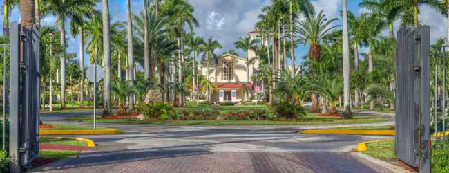 Auffahrt zur Barry University in Miami mit Palmen und Tor