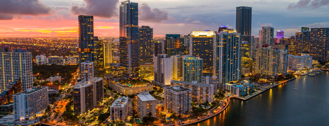 LISA-Sprachreisen-Schueler-Englisch-USA-Miami-Skyline-Abend-Sonnenuntergang-Wolkenkratzer