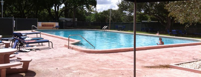 LISA-Sprachreisen-Schueler-Englisch-USA-Miami-Swimming-Pool-Campus-Sommer-Ferien