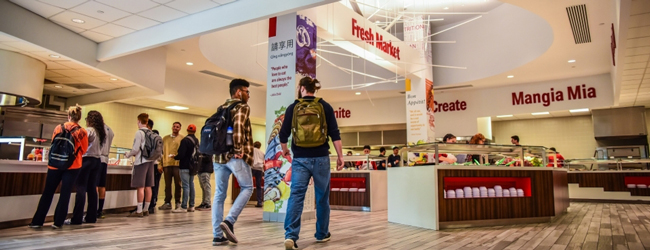 Schüler stehen in der Cafeteria an der St. John's University nach Essen an