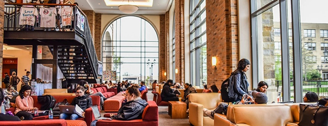 Lernbereich bei einer Sprachreise für Schüler in New York an der St. John's Universität In einer Lounge mit Sesseln sitzen Studenten und lernen