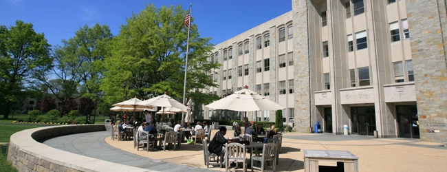 Pause in der Sonne bei einem Englisch-Sprachkurs in New York für Schüler Stühle und Sonnenschirme stehen vor einem Gebäude der St. John's University in new York
