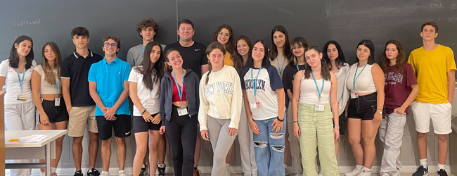Englisch-Unterricht bei einer LISA! Schülersprachreise in New York Eine Schülergruppe vor der Tafel in einem Klassenzimmer an der St. John's University
